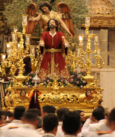 Vive las tradiciones y celebraciones locales.