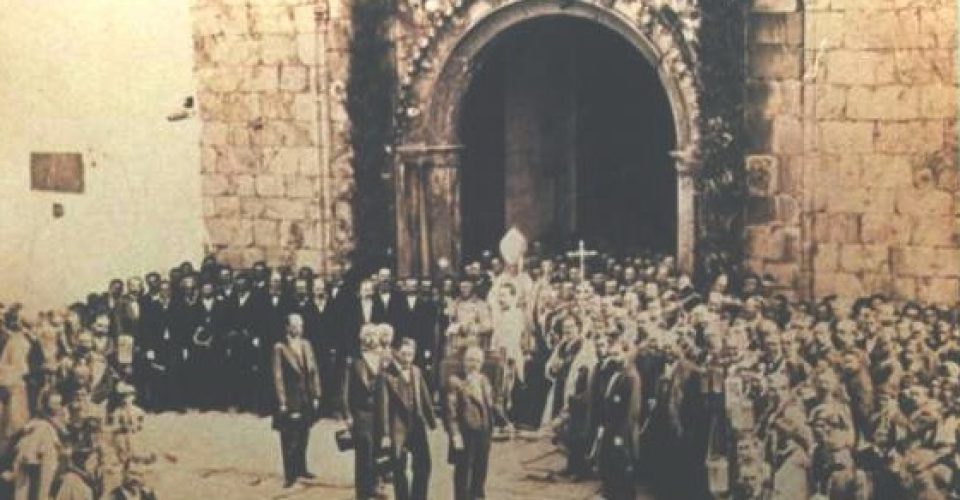Entrega de túnica al Señor de los Pasos)13 de abril de 1868. Primera fotografía tomada en Olivenza