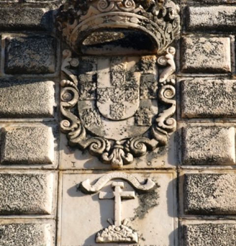 Inscripción y Escudo Calvario